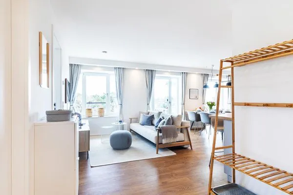 Wohnzimmer: Schlafsofa, TV, Zugang zum Balkon  FeWo Deck54 Dachterrasse in PRORA - 3.54