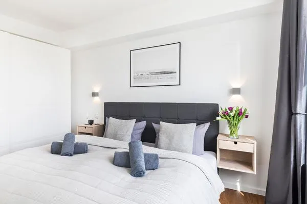 Schlafzimmer 1: Doppelbett (180x200), TV  FeWo Deck54 Dachterrasse in PRORA - 3.54