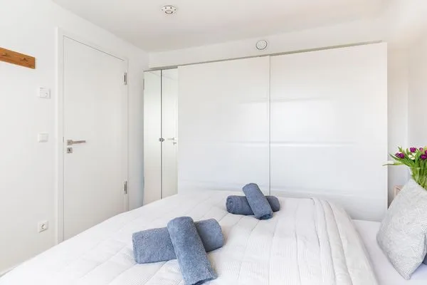 Schlafzimmer 1: Doppelbett (180x200), TV  FeWo Deck54 Dachterrasse in PRORA - 3.54