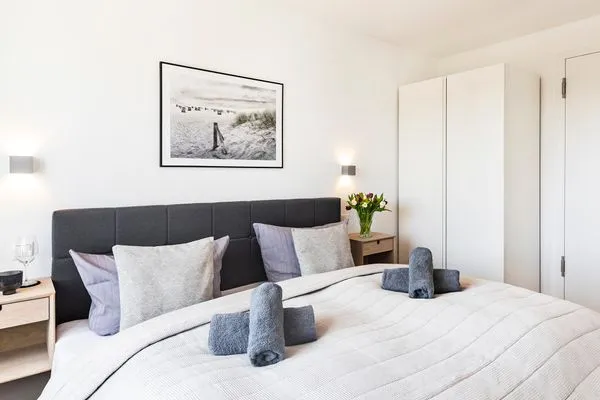 Schlafzimmer 2: Doppelbett (180x200), TV  FeWo Deck54 Dachterrasse in PRORA - 3.54