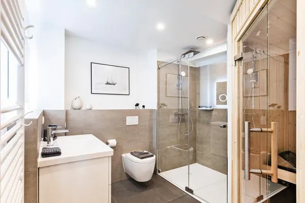 Badezimmer 1: Regendusche, WC, Haartrockner, Sauna  FeWo Deck54 Dachterrasse in PRORA - 3.54