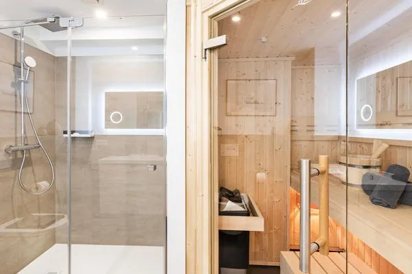 Badezimmer 1: Regendusche, WC, Haartrockner, Sauna  FeWo Deck54 Dachterrasse in PRORA - 3.54