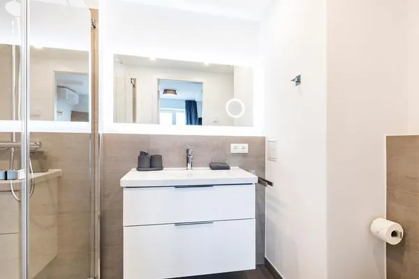 Badezimmer 2: Regendusche, WC, Haartrockner  FeWo Deck54 Dachterrasse in PRORA - 3.54