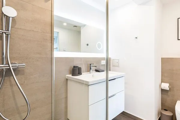 Badezimmer 2: Regendusche, WC, Haartrockner  FeWo Deck54 Dachterrasse in PRORA - 3.54