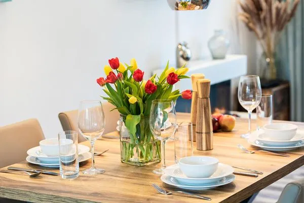 Wohn/Essbereich: Schlafsofa, TV, Zugang zur Terrasse  FeWo Unsere Perle in PRORA - 4.01