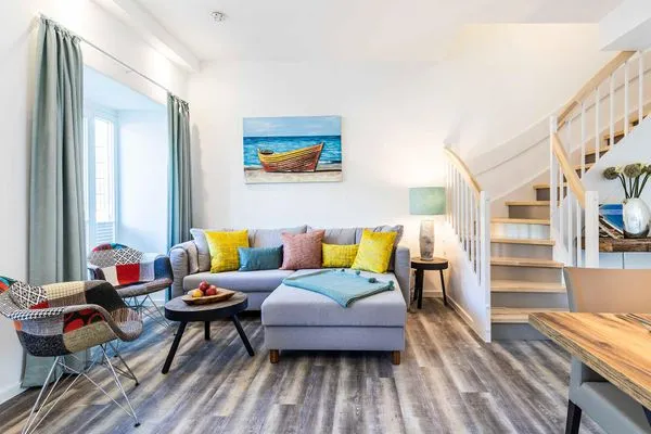 Wohn/Essbereich: Schlafsofa, TV, Zugang zur Terrasse  FeWo Unsere Perle in PRORA - 4.01