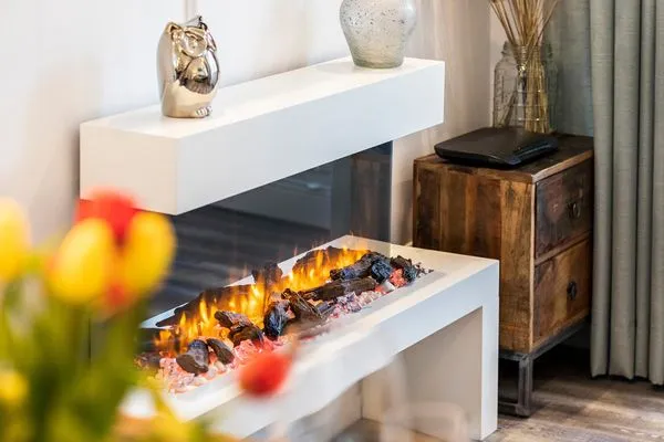 Wohn/Essbereich: Schlafsofa, TV, Zugang zur Terrasse  FeWo Unsere Perle in PRORA - 4.01