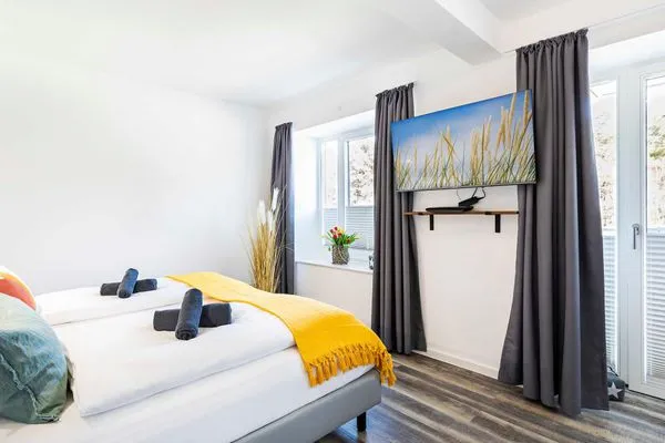 Schlafzimmer 1: Doppelbett (180x200), TV, Zugang zum Balkon  FeWo Unsere Perle in PRORA - 4.01