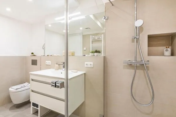 Badezimmer 1: Regendusche, WC, Haartrockner  FeWo Unsere Perle in PRORA - 4.01