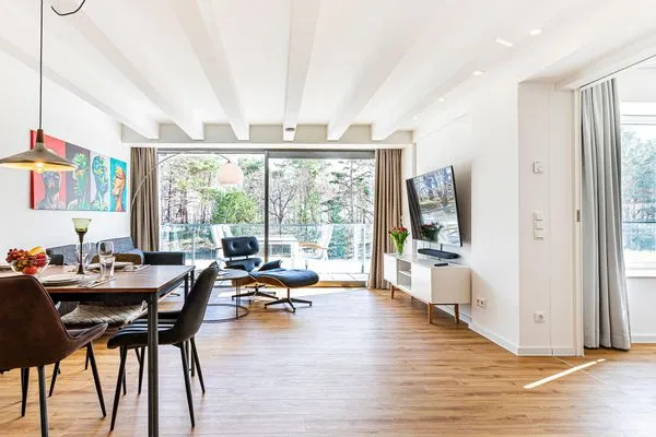 Wohn/Essbereich: Sofa, Sitzbereich, Essbereich, Flach-TV, Balkon Zugang  FeWo Strandlust in PRORA - 7.11