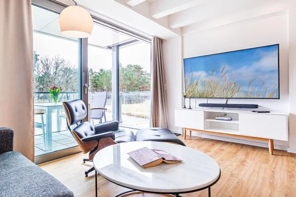 Wohn/Essbereich: Sofa, Sitzbereich, Essbereich, Flach-TV, Balkon Zugang  FeWo Strandlust in PRORA - 7.11