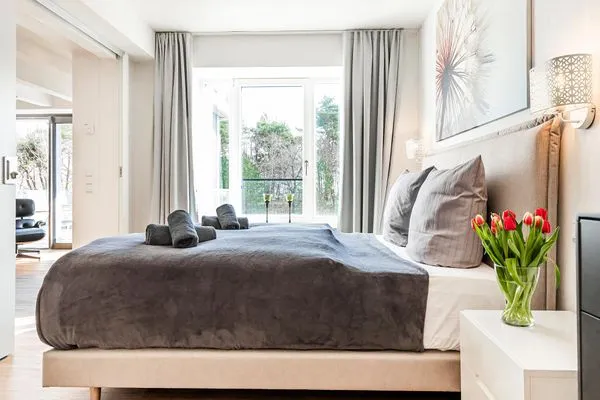 Schlafzimmer 1: 1 Doppelbett (180x200), Flach-TV, Insektenschutzgitter  FeWo Strandlust in PRORA - 7.11