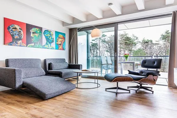 Wohn/Essbereich: Sofa, Sitzbereich, Essbereich, Flach-TV, Balkon Zugang  FeWo Strandlust in PRORA - 7.11