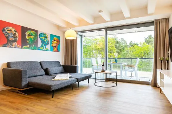 Wohn/Essbereich: Sofa, Sitzbereich, Essbereich, Flach-TV, Balkon Zugang  FeWo Strandlust in PRORA - 7.11