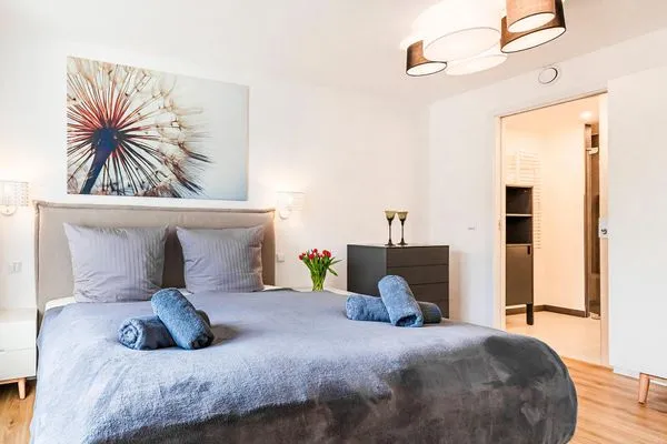 Schlafzimmer 1: 1 Doppelbett (180x200), Flach-TV, Insektenschutzgitter  FeWo Strandlust in PRORA - 7.11