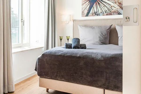 Schlafzimmer 1: 1 Doppelbett (180x200), Flach-TV, Insektenschutzgitter  FeWo Strandlust in PRORA - 7.11