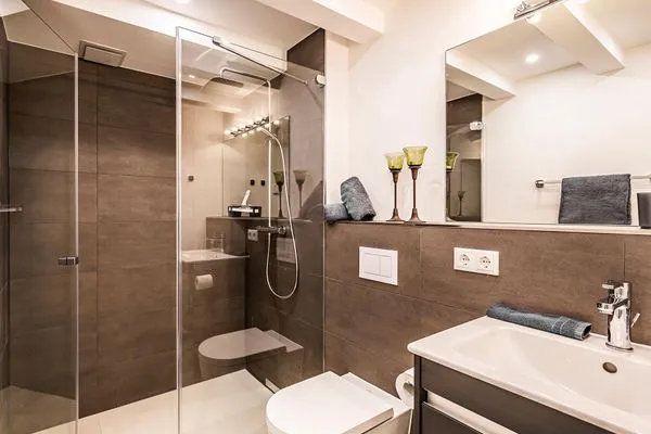 Badezimmer 1: Dusche, Waschbecken, WC  FeWo Strandlust in PRORA - 7.11