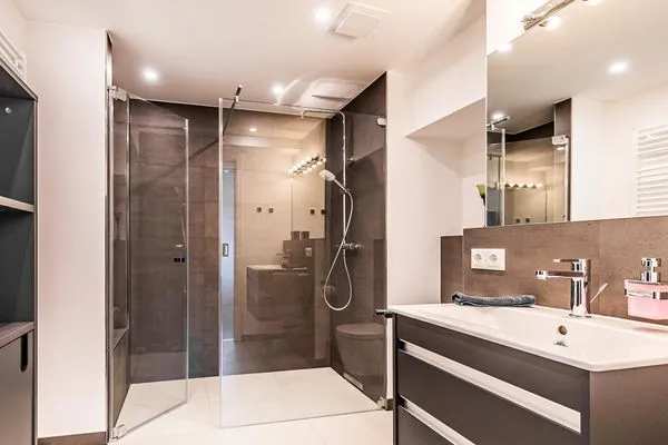 Badezimmer 1: Dusche, Waschbecken, WC  FeWo Strandlust in PRORA - 7.11