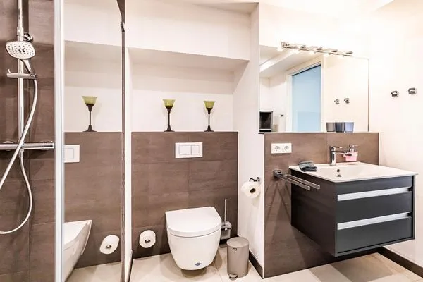 Badezimmer 2: Dusche, Waschbecken, WC  FeWo Strandlust in PRORA - 7.11