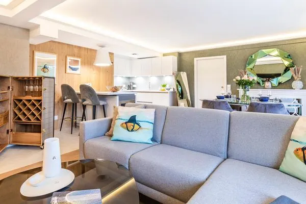 Wohnzimmer: Sofa, TV  FeWo Unik in PRORA - 8.22