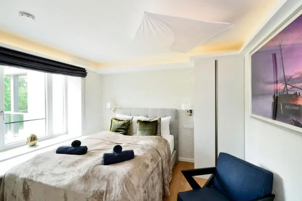 Schlafzimmer 1: Doppelbett (180x200), TV, Kleideschrank  FeWo Unik in PRORA - 8.22