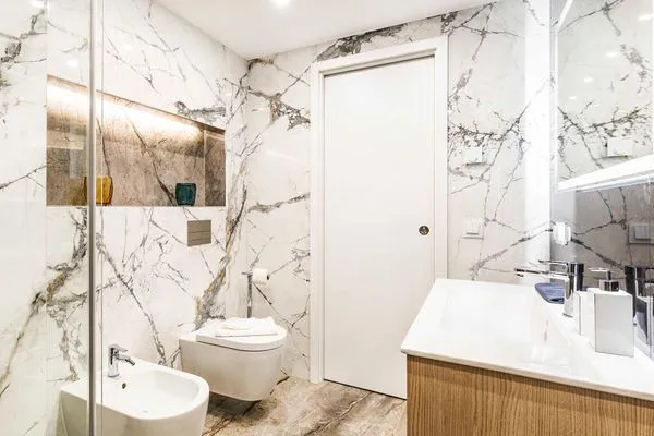 Badezimmer 1: Regendusche, WC, Haartrockner  FeWo Unik in PRORA - 8.22