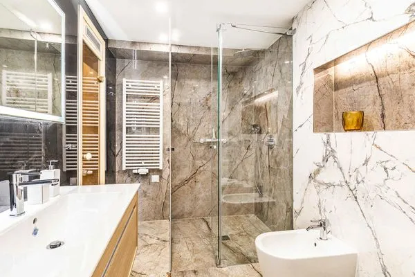 Badezimmer 1: Regendusche, WC, Haartrockner  FeWo Unik in PRORA - 8.22