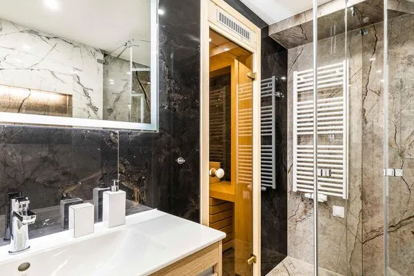 Badezimmer 1: Regendusche, WC, Haartrockner  FeWo Unik in PRORA - 8.22