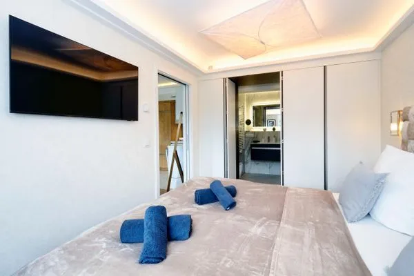 Schlafzimmer 2: Doppelbett (160x200), TV, Kleideschrank  FeWo Unik in PRORA - 8.22