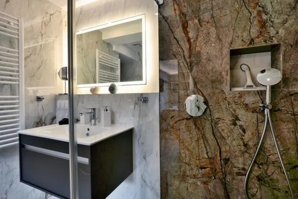 Badezimmer 2: Regendusche, WC, Haartrockner  FeWo Unik in PRORA - 8.22