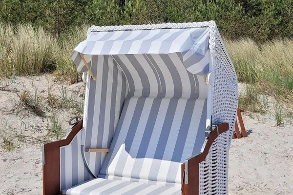 Strandkorb am Strand  FeWo Treibgut in PRORA - 8.12