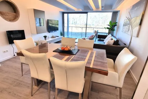 Wohnzimmer: Essbereich, Schlafsofa, Elektro-Kamin, Smart- TV, Zugang zum Balkon  FeWo Treibgut in PRORA - 8.12