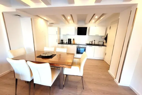 Wohnzimmer: Essbereich, Schlafsofa, Elektro-Kamin, Smart- TV, Zugang zum Balkon  FeWo Treibgut in PRORA - 8.12