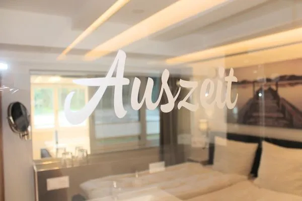 Wohnzimmer: Essbereich, Schlafsofa, Elektro-Kamin, Smart- TV, Zugang zum Balkon  FeWo Treibgut in PRORA - 8.12