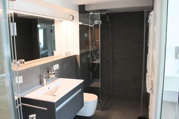 Badezimmer 1: Sauna, Regendusche, WC, Haartrockner  FeWo Treibgut in PRORA - 8.12