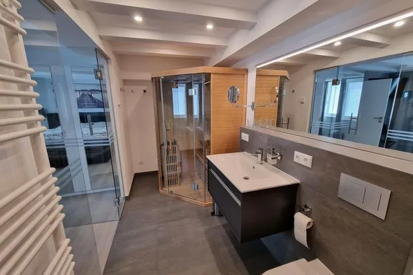 Badezimmer 1: Sauna, Regendusche, WC, Haartrockner  FeWo Treibgut in PRORA - 8.12