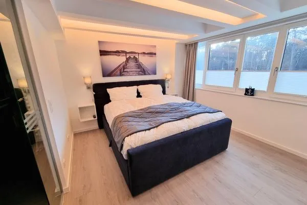 Schlafzimmer 1: Boxspringdoppelbett (180x200), Smart-TV, Zugang zum en-suite Badezimmer 1  FeWo Treibgut in PRORA - 8.12