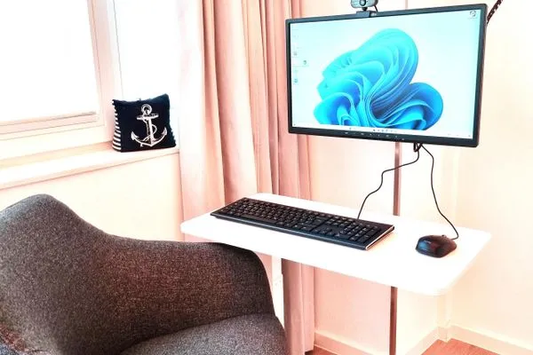 Schlafzimmer 1: Boxspringdoppelbett (180x200), Smart-TV, Zugang zum en-suite Badezimmer 1  FeWo Treibgut in PRORA - 8.12