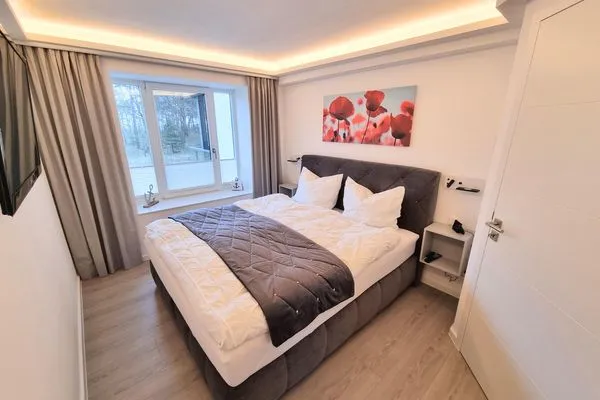 Schlafzimmer 2: Boxspringdoppelbett (180x200), TV  FeWo Treibgut in PRORA - 8.12