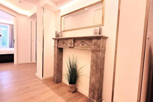 Wohnzimmer: Essbereich, Schlafsofa, Elektro-Kamin, Smart- TV, Zugang zum Balkon  FeWo Treibgut in PRORA - 8.12