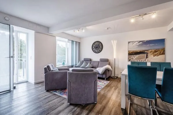 Wohn/Essbereich: Sofa, Sitzbereich, Essbereich, TV, Zugang zum Balkon  FeWo Düne 18 in PRORA - 5.21