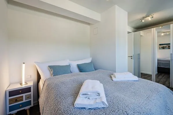 Schlafzimmer 1: Doppelbett (180x200), TV  FeWo Düne 18 in PRORA - 5.21