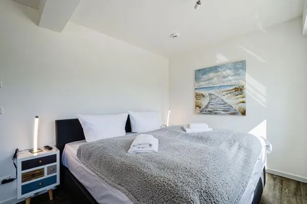 Schlafzimmer 2: französisches Doppelbett (140 x 200), TV  FeWo Düne 18 in PRORA - 5.21