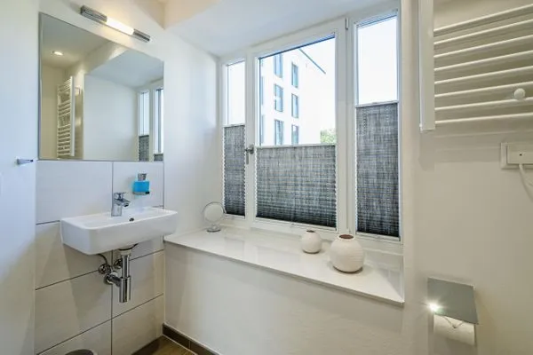 Badezimmer 1: Regendusche, WC  FeWo Düne 18 in PRORA - 5.21