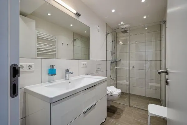 Badezimmer 2: Regendusche, WC  FeWo Düne 18 in PRORA - 5.21