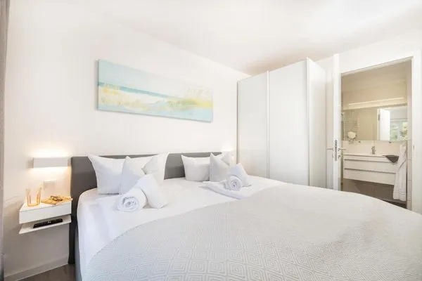 Schlafzimmer 1: Doppelbett (180x200), TV  FeWo Dünenblick in PRORA - 5.34