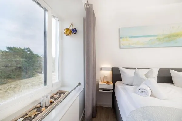 Schlafzimmer 1: Doppelbett (180x200), TV  FeWo Dünenblick in PRORA - 5.34