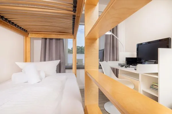 Schlafzimmer 2: Etagenbett (90 x200), 1 Schreibtisch, Spielekonsole  FeWo Dünenblick in PRORA - 5.34