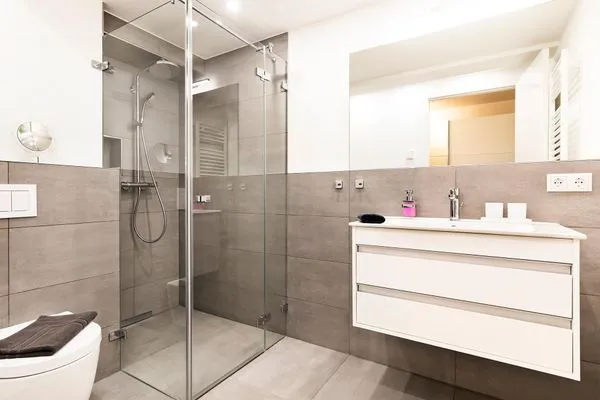 2 Bäder mit Dusche, Handtuchheizkörper  FeWo Dünenheide 2.1 in PRORA - 7.21