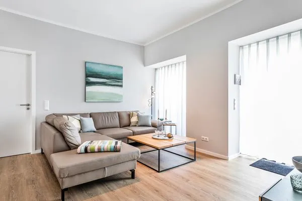 Wohnzimmer: Sofa, TV, Zugang zu den 2 Terrassen  FeWo TREIBsand in PRORA - 2.03